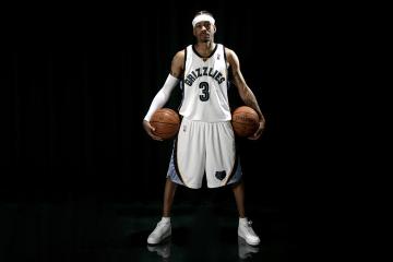 IM体育官网-赛道上的毫厘之争，勒克莱尔关键制胜，阿斯顿马丁险胜雷诺车队