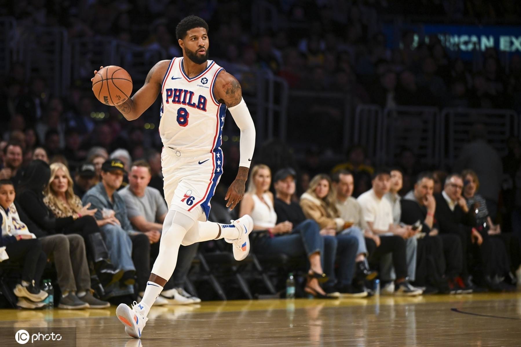 IM体育平台-76人力克湖人，艾顿送出助攻