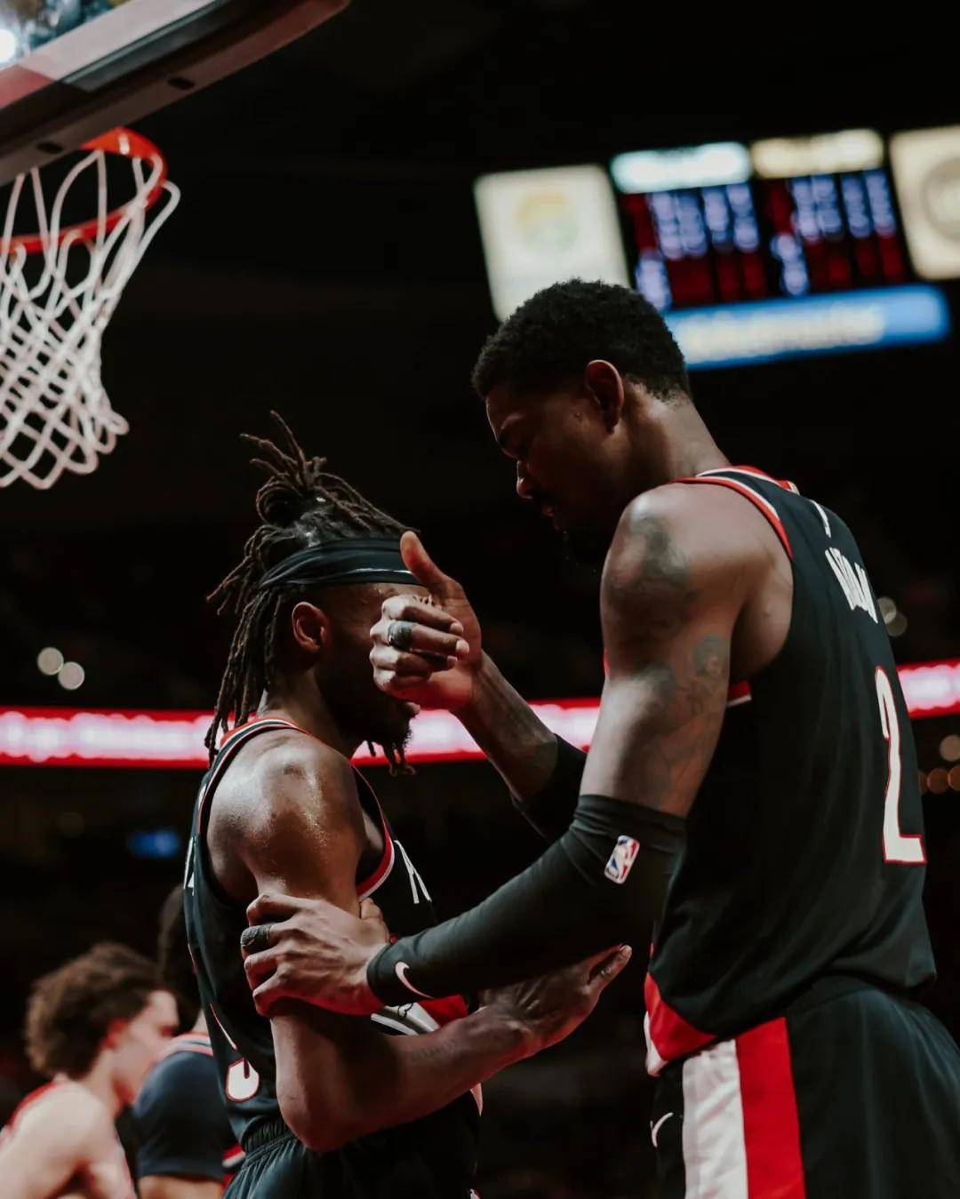 IM体育平台-76人力克湖人，艾顿送出助攻