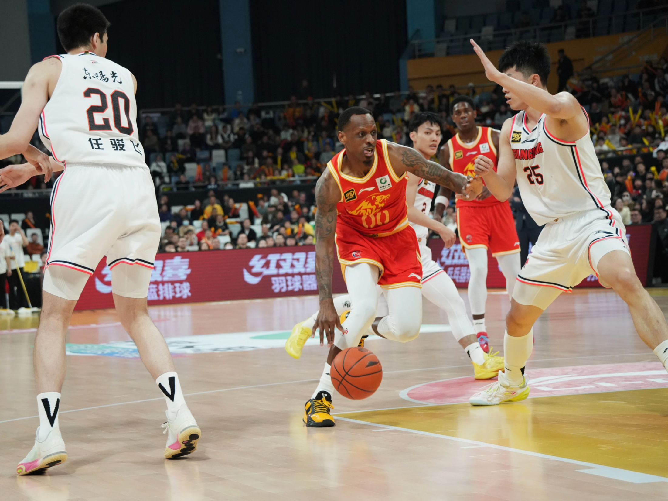 IM体育在线注册-广州男篮全队拼尽全力,成功晋级四强争夺