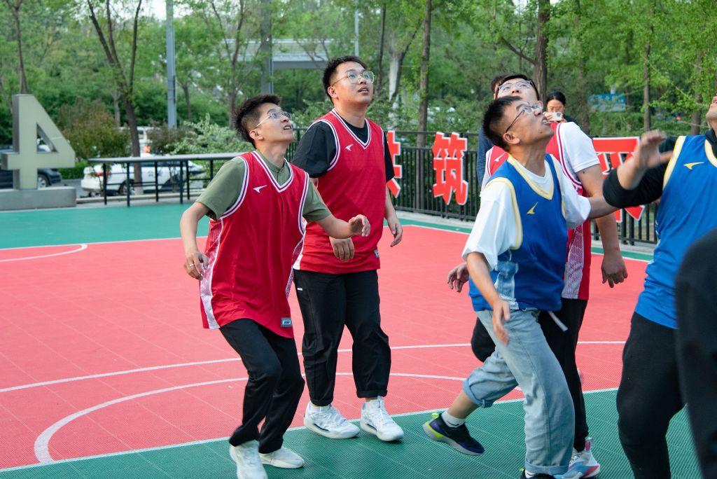 IM体育官方网站-关于热血激战,球员们挥洒汗水与激情的信息