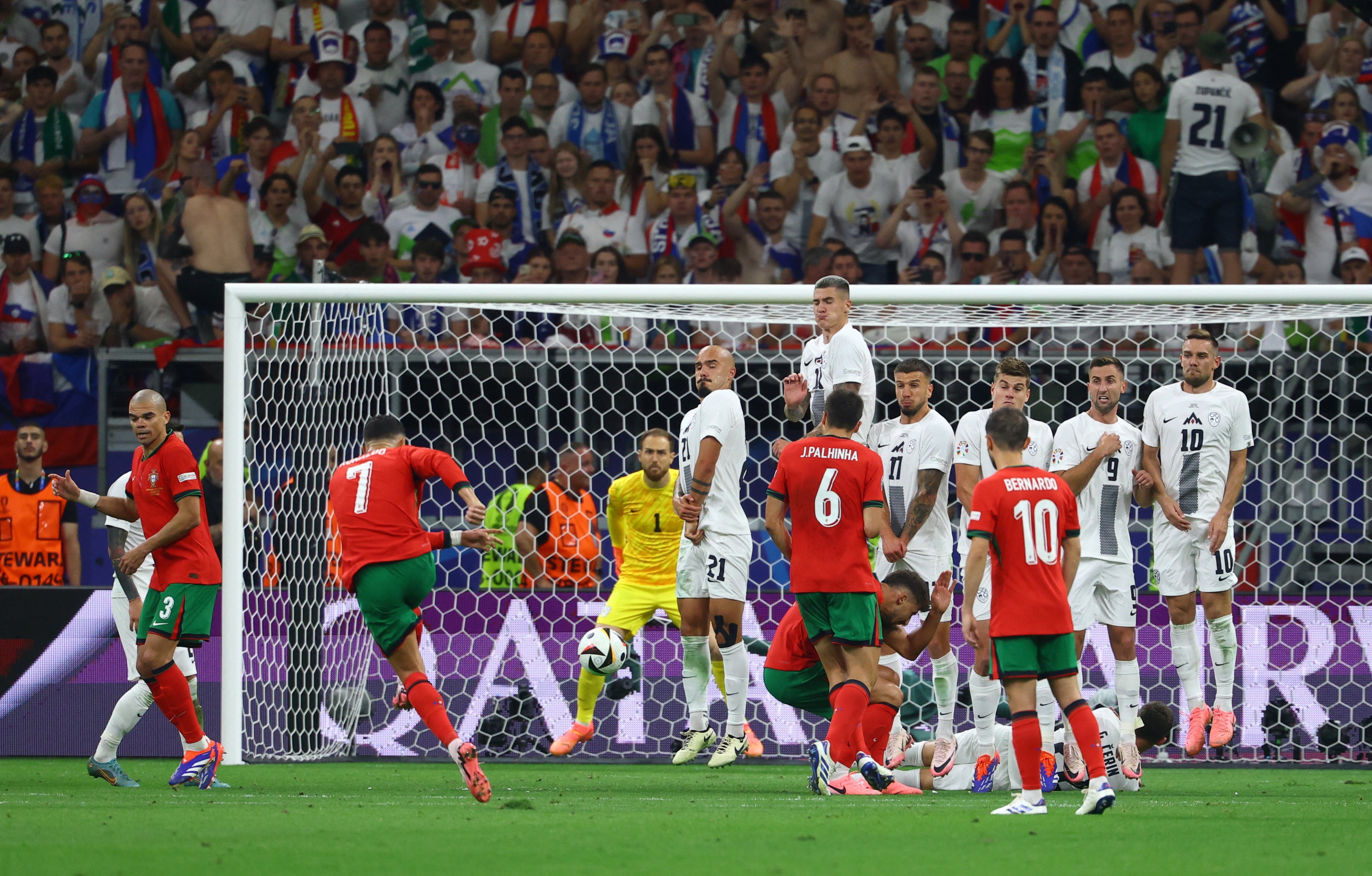 IM体育动画直播通道-斯洛文尼亚队取胜,成功晋级欧洲杯淘汰赛