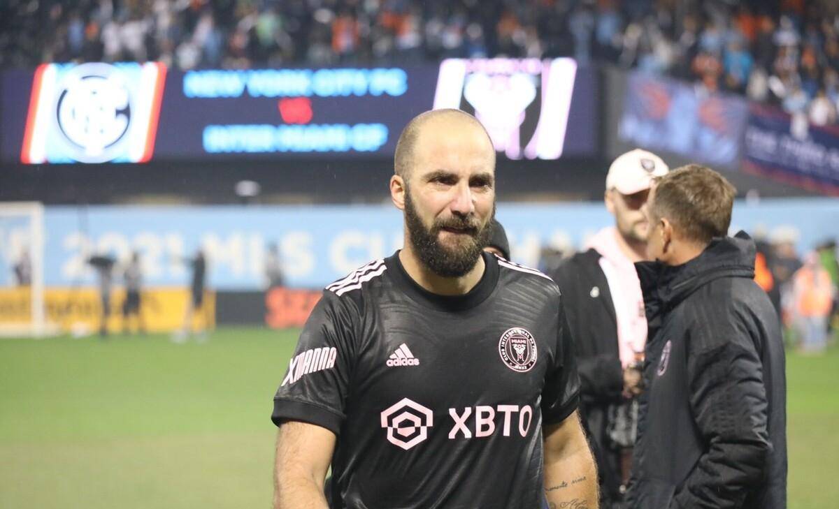 IM体育App下载-球星伊瓜因梅开二度,那不勒斯逆袭成功