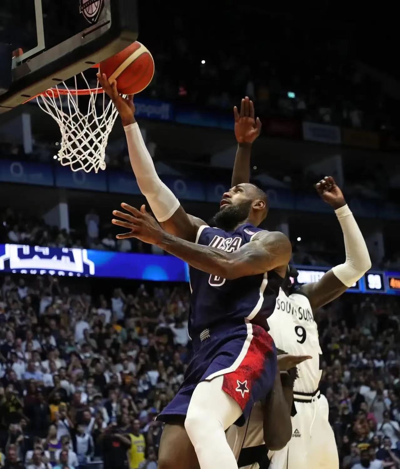 IM体育下载-篮球明星获得全场掌声，表现亮眼