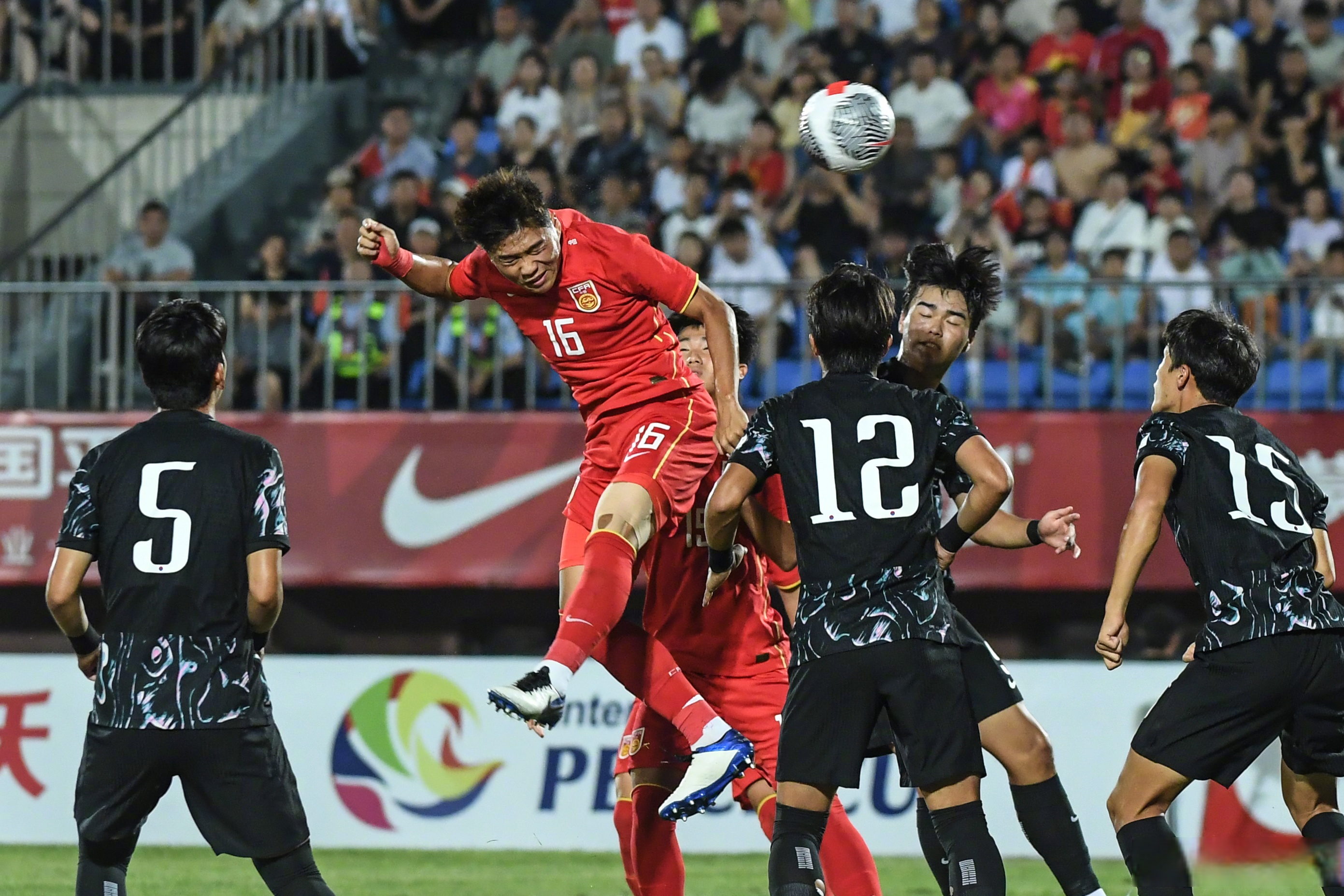 IM体育-错综复杂的国内足球盛事中，球队们争夺胜者归属的简单介绍