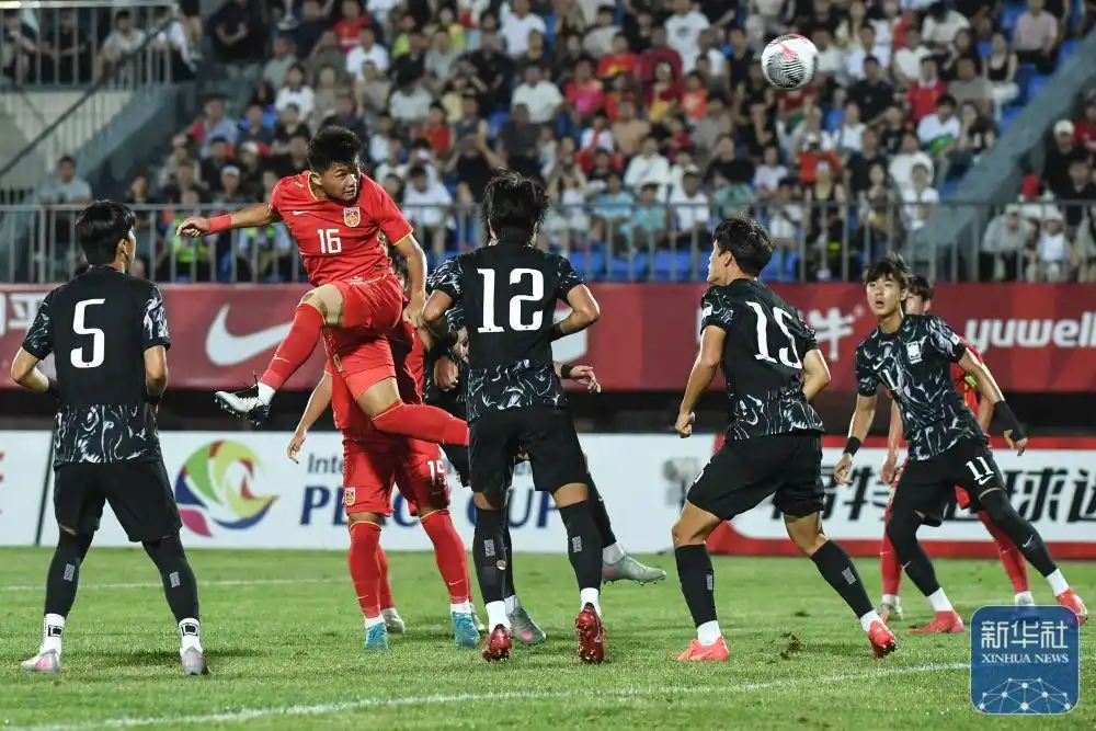 IM体育-错综复杂的国内足球盛事中，球队们争夺胜者归属的简单介绍