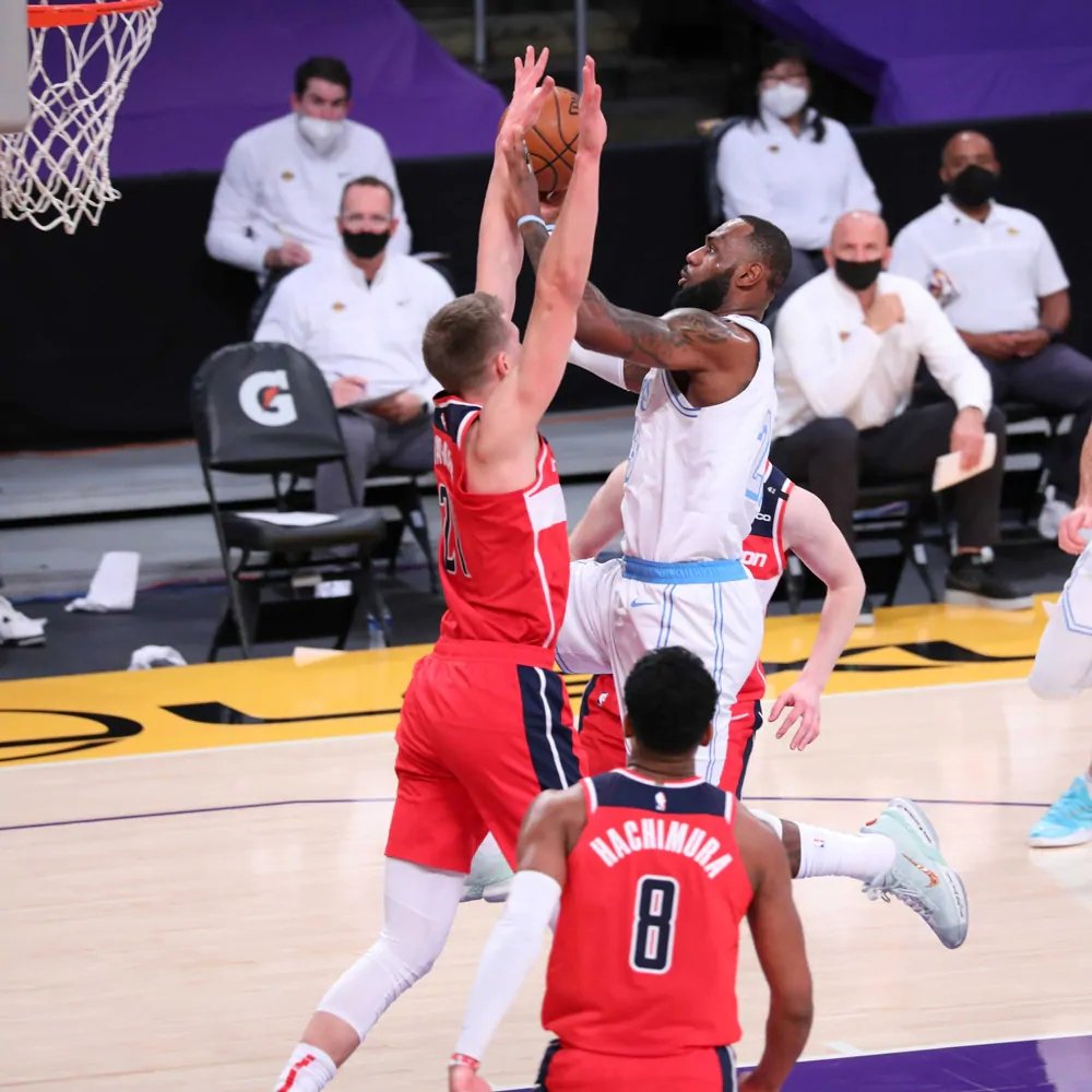 IM体育在线注册-包含江苏队碾压太阳，詹姆斯扛起全队的词条